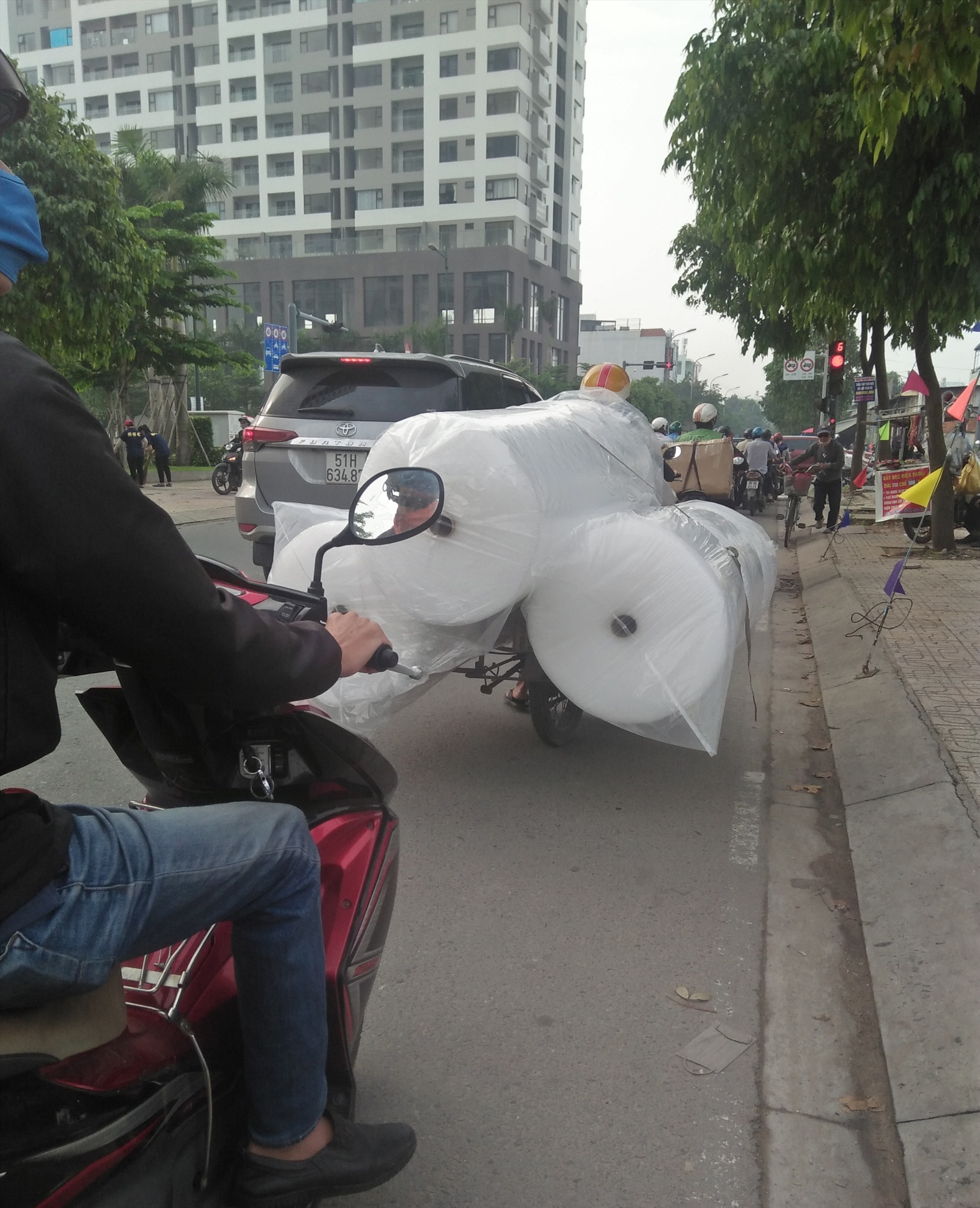 Chiếc xe chở hàng cồng kềnh choán cả lối đi ngay ngã tư đường Đào Trinh Nhất - Phạm Văn Đồng (Thủ Đức, TPHCM). Ảnh MInh Khang