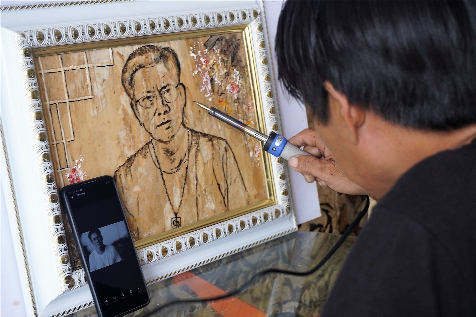 Tranh vỏ tràm là một trong những loại tranh truyền thống của Việt Nam, được sản xuất bởi những nghệ nhân tài ba. Hãy cùng tìm hiểu về công nghệ sản xuất và những tác phẩm nghệ thuật đẹp mắt, tinh tế của Tranh vỏ tràm.
