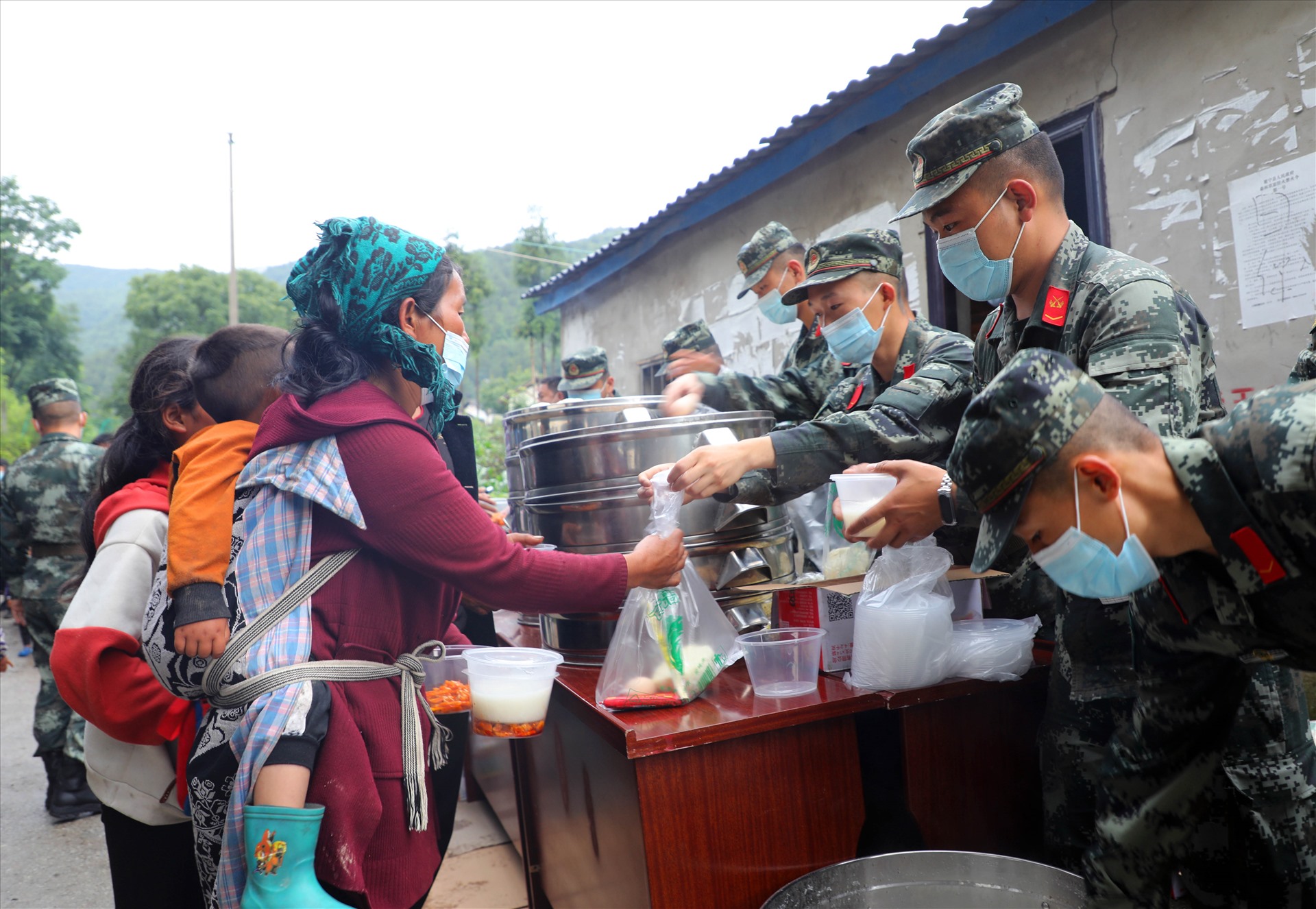 Phát đồ ăn cho người dân ở Miện Ninh, Tứ Xuyên. Ảnh: Tân Hoa Xã