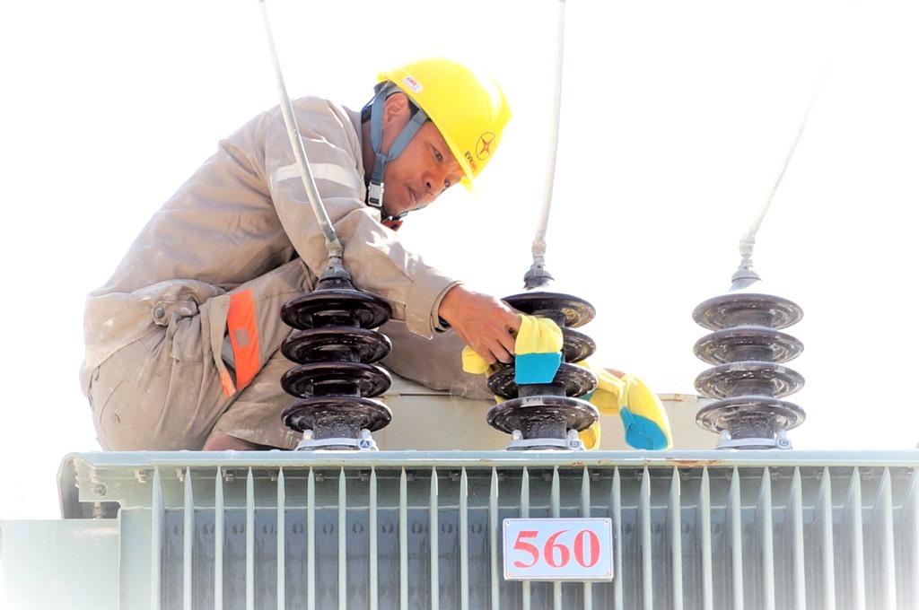 Công nhân ngành điện Thanh Hóa sửa chữa, khắc phục sự cố điện trong điều kiện thời tiết nắng nóng trên 40 độ C. Ảnh: M.H