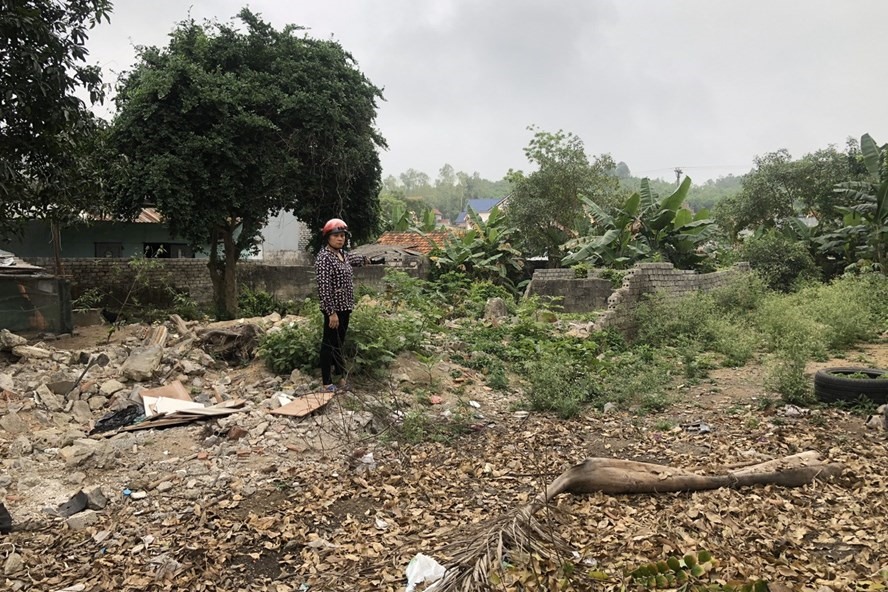 Bà Hựu trước vị trí căn nhà đã bị phá tan vào ngày 21.1.2019. Ảnh: Hải Việt