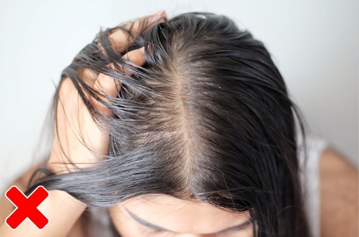 5. Ngủ với tóc ướt cực kì tối kị với người tóc mỏng  Ngủ với đầu ướt đặc biệt gây hại cho người tóc mỏng. Đó là lý do tại sao nếu bạn thường xuyên đi ngủ với mái tóc ẩm ướt, tóc của bạn thậm chí còn mỏng đi hơn nữa.
