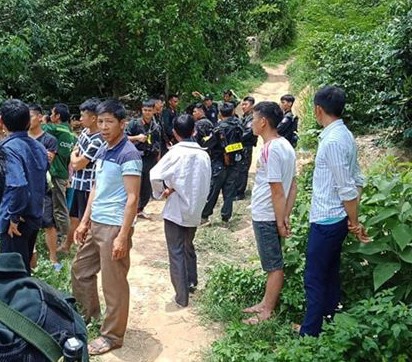Các đơn vị nghiệp vụ truy tìm thanh niên sát hại hàng xóm rồi bỏ trốn vào rừng xảy ra vào sáng nay. Ảnh: Phạm Quốc Khánh