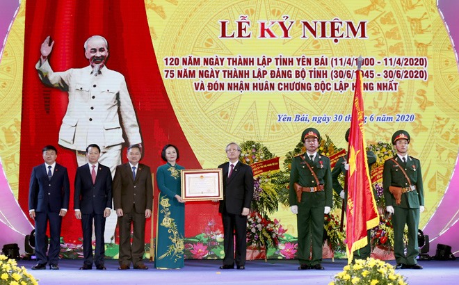 Uỷ viên Bộ Chính trị, Thường trực Ban Bí thư Trần Quốc Vượng trao tặng Huân chương Độc lập hạng Nhất cho tỉnh Yên Bái. Ảnh Tiến Lập.