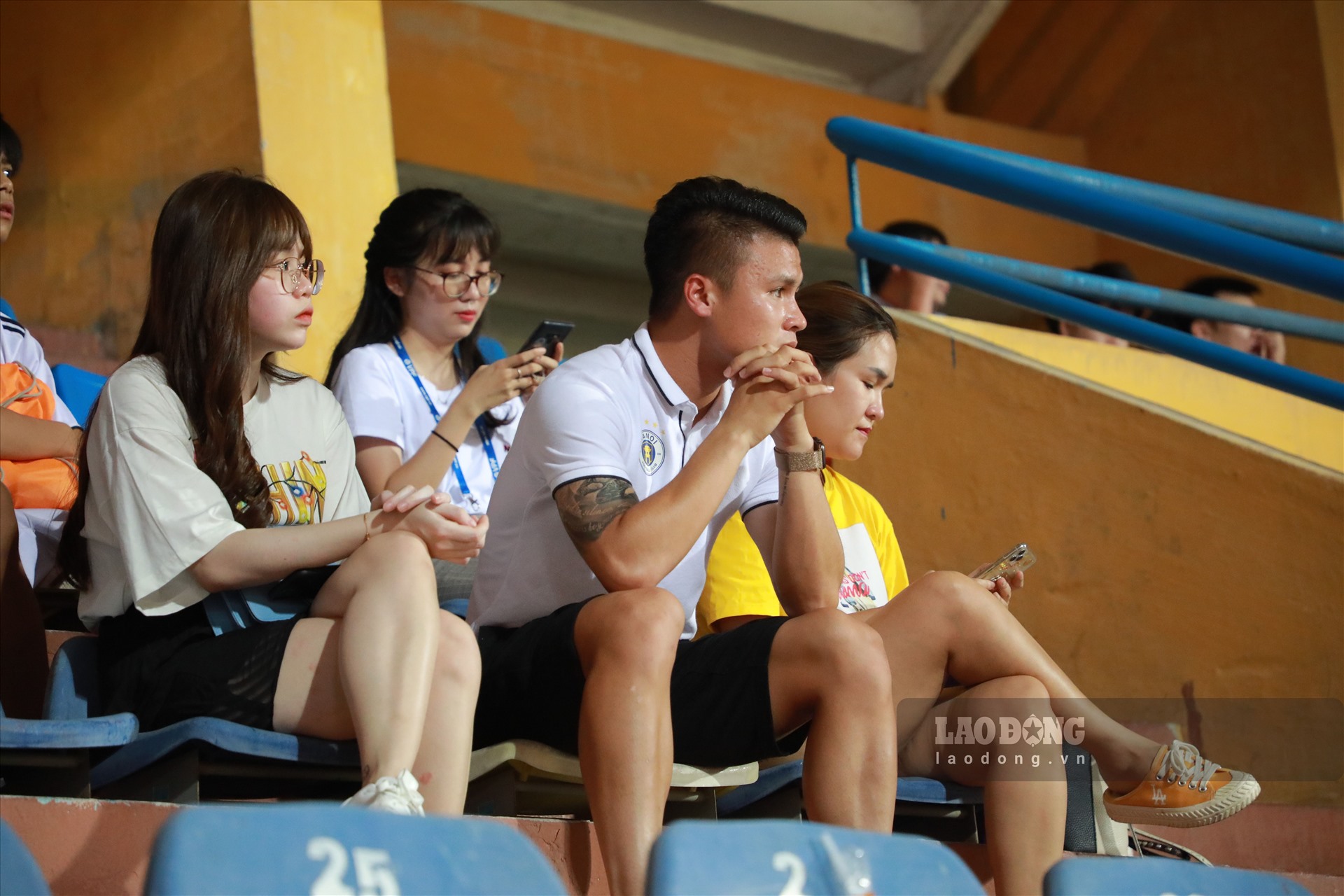 Ở trận này, tiền Quang Hải không được đăng ký thi đấu do dính chấn thương. Cầu thủ 23 tuổi cùng bạn gái Huỳnh Anh xuất hiện trên sân Hàng Đẫy để cổ vũ cho các đồng đội.