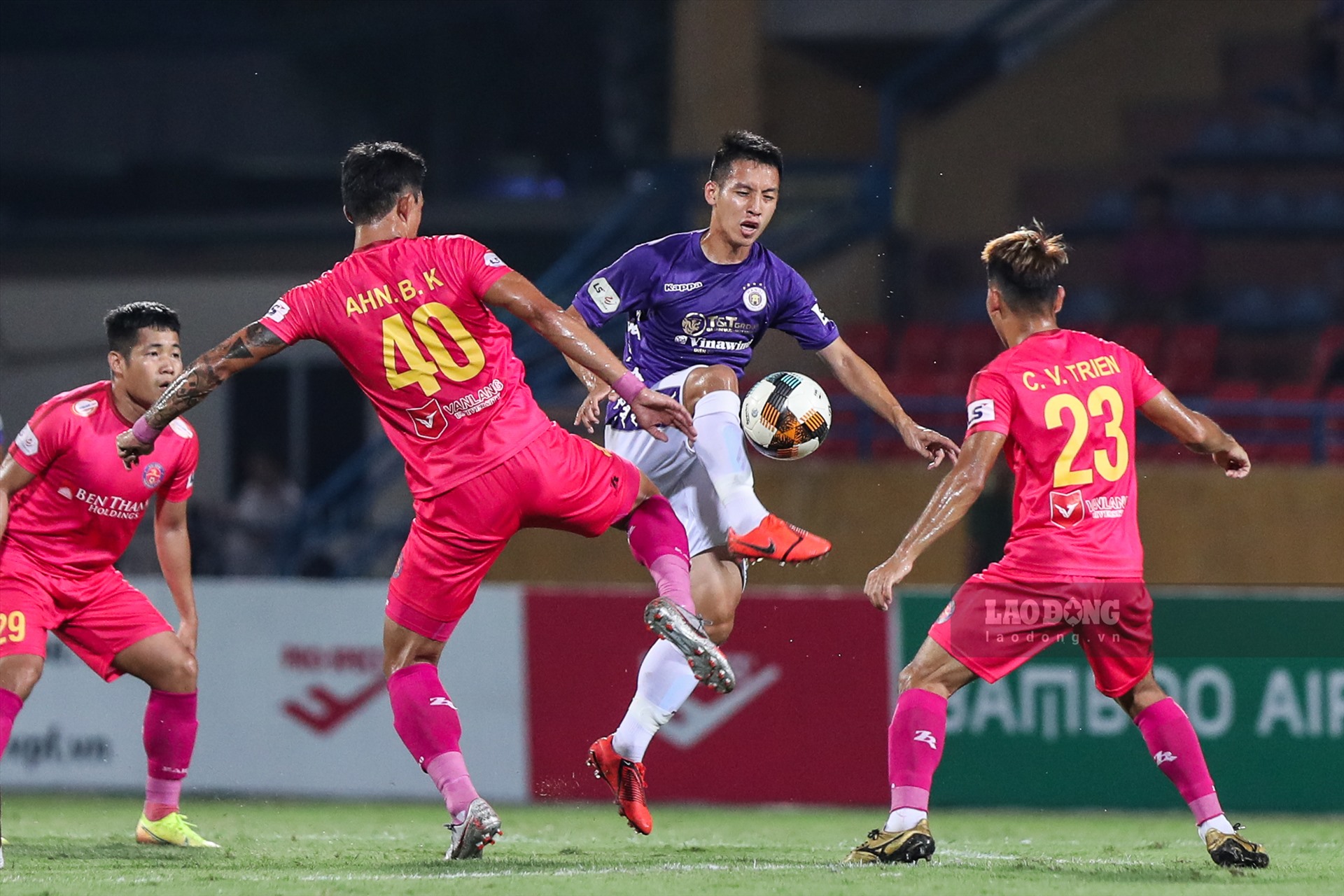 Thiếu vắng nhiều trụ cột, Hà Nội FC vẫn thi đấu đầy quyết tâm với thể trận tấn công từ đầu trận.