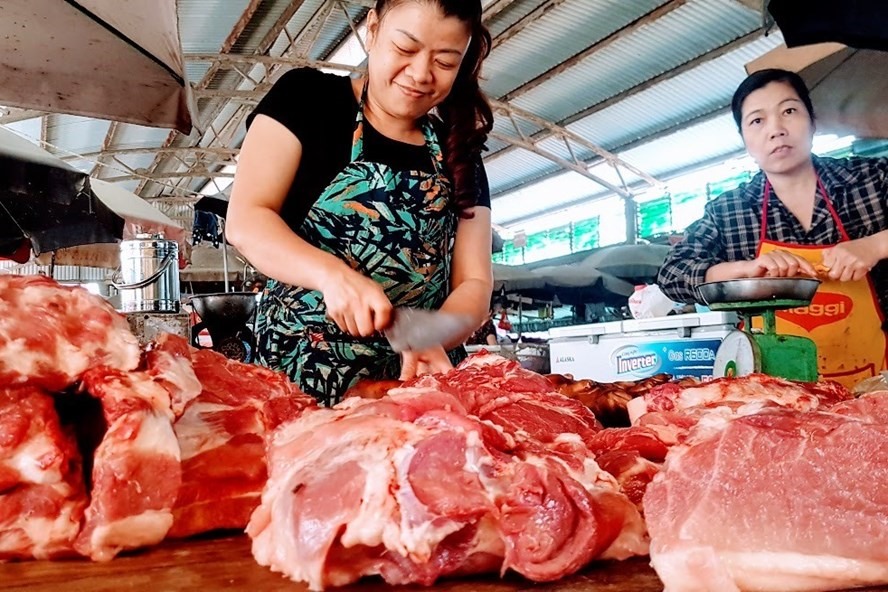 Ngày 3.6, giá thịt lợn tại một số chợ dân sinh giảm nhẹ, nhưng sức mua không tăng. Ảnh: Khánh Vũ