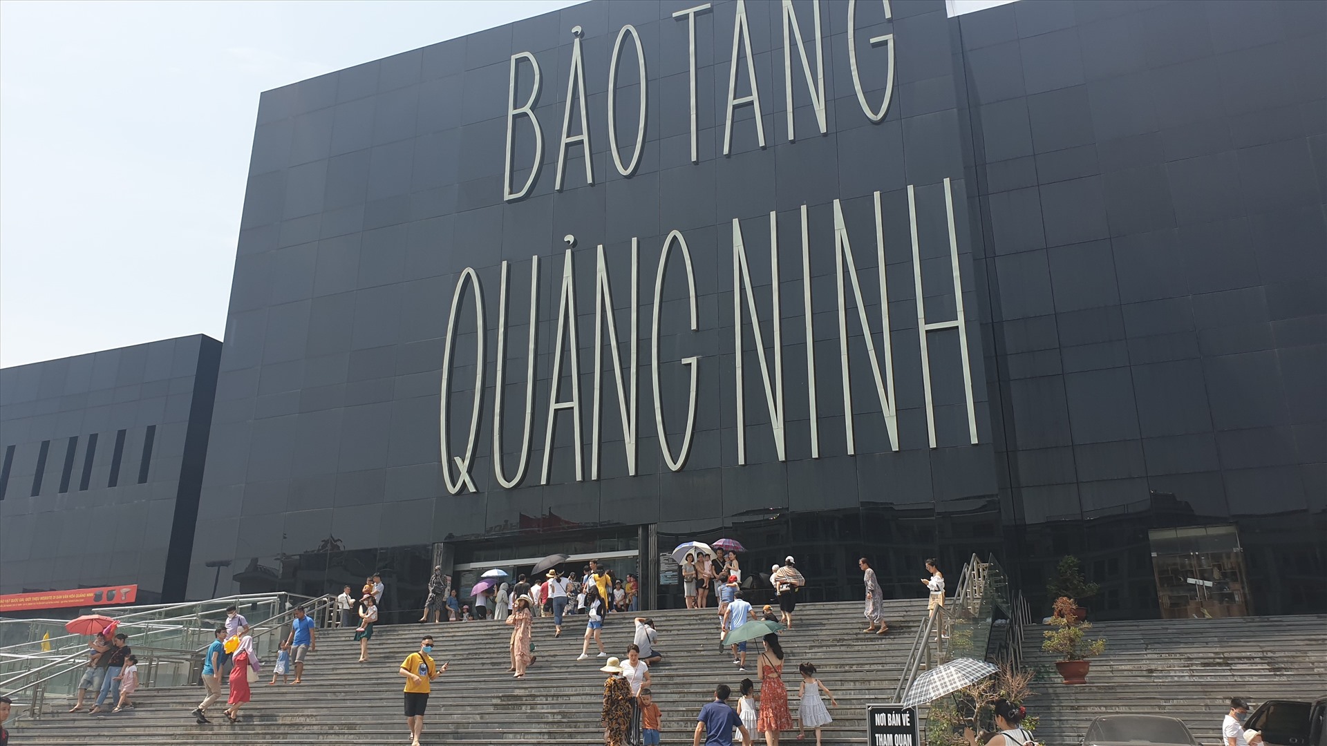 Dịp cuối tuần, mỗi ngày Bảo tàng Quảng Ninh đón từ 2.000 - 3.000 khách. Ảnh: Nguyễn Hùng