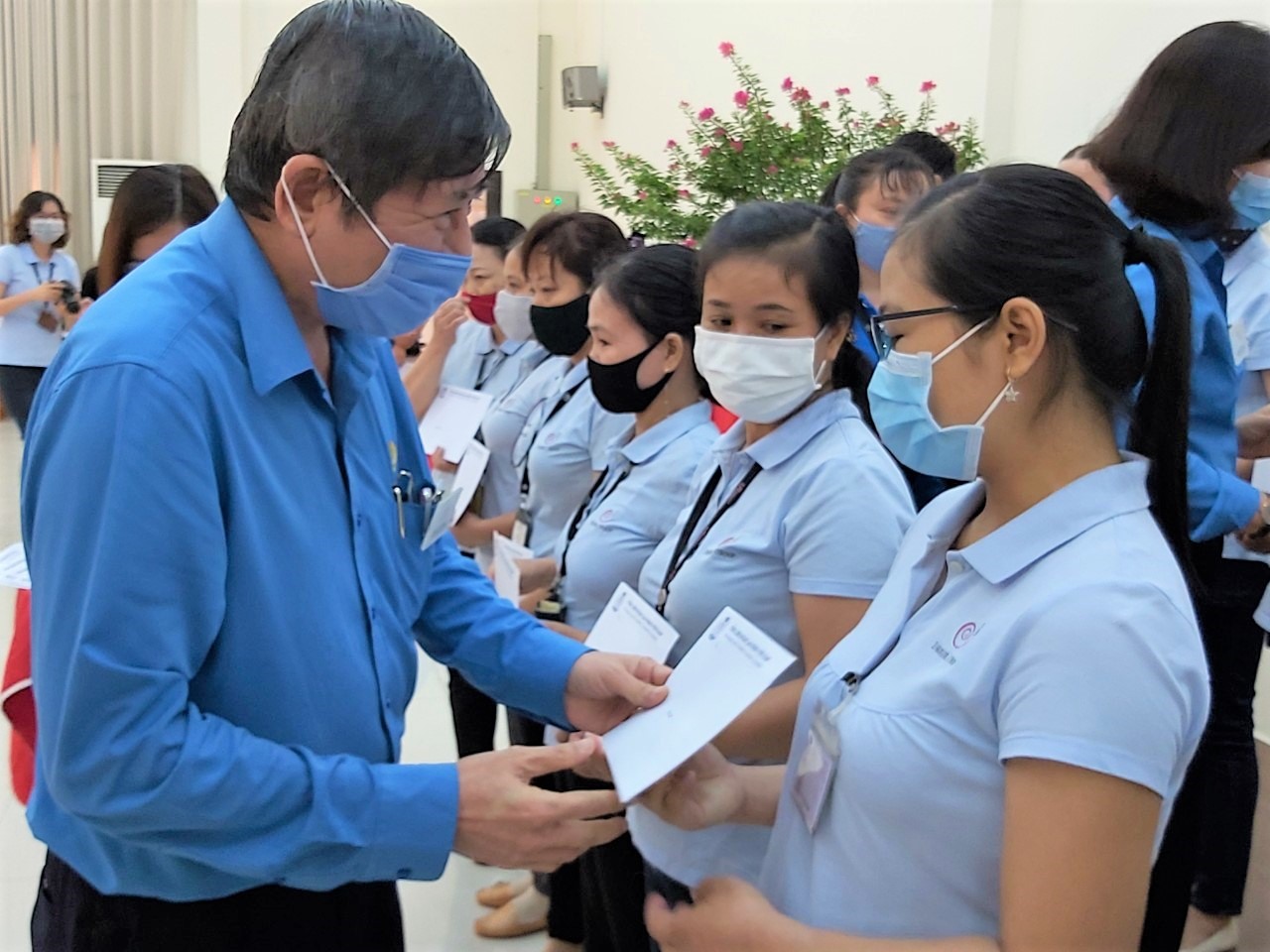 Phó Chủ tịch Thường trực Tổng LĐLĐVN Trần Thanh Hải tặng quà cho công nhân - Ảnh Nam Dương