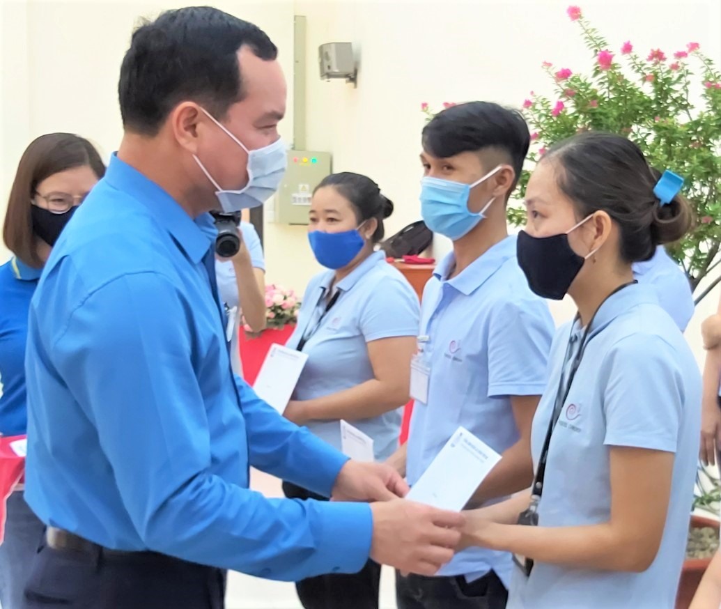 Chủ tịch Tổng LĐLĐVN Nguyễn Đình Khang tặng quà cho công nhân- Ảnh Nam Dương