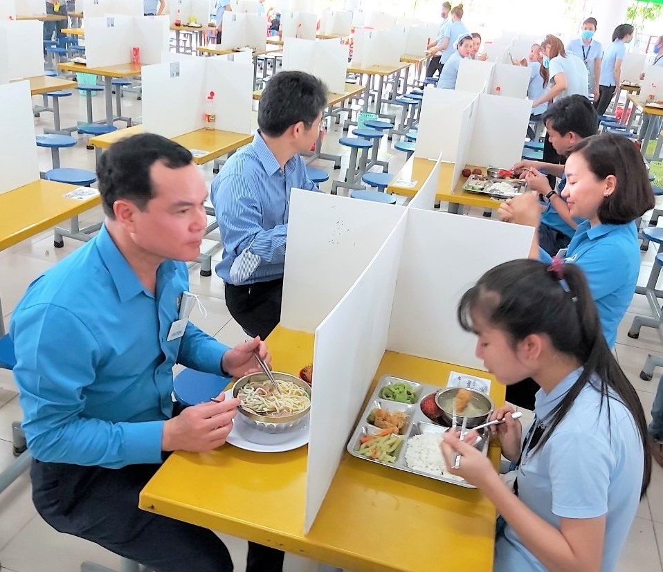 Chủ tịch Tổng LĐLĐVN Nguyễn Đình Khang ăn cơm cùng công nhân- Ảnh Nam Dương