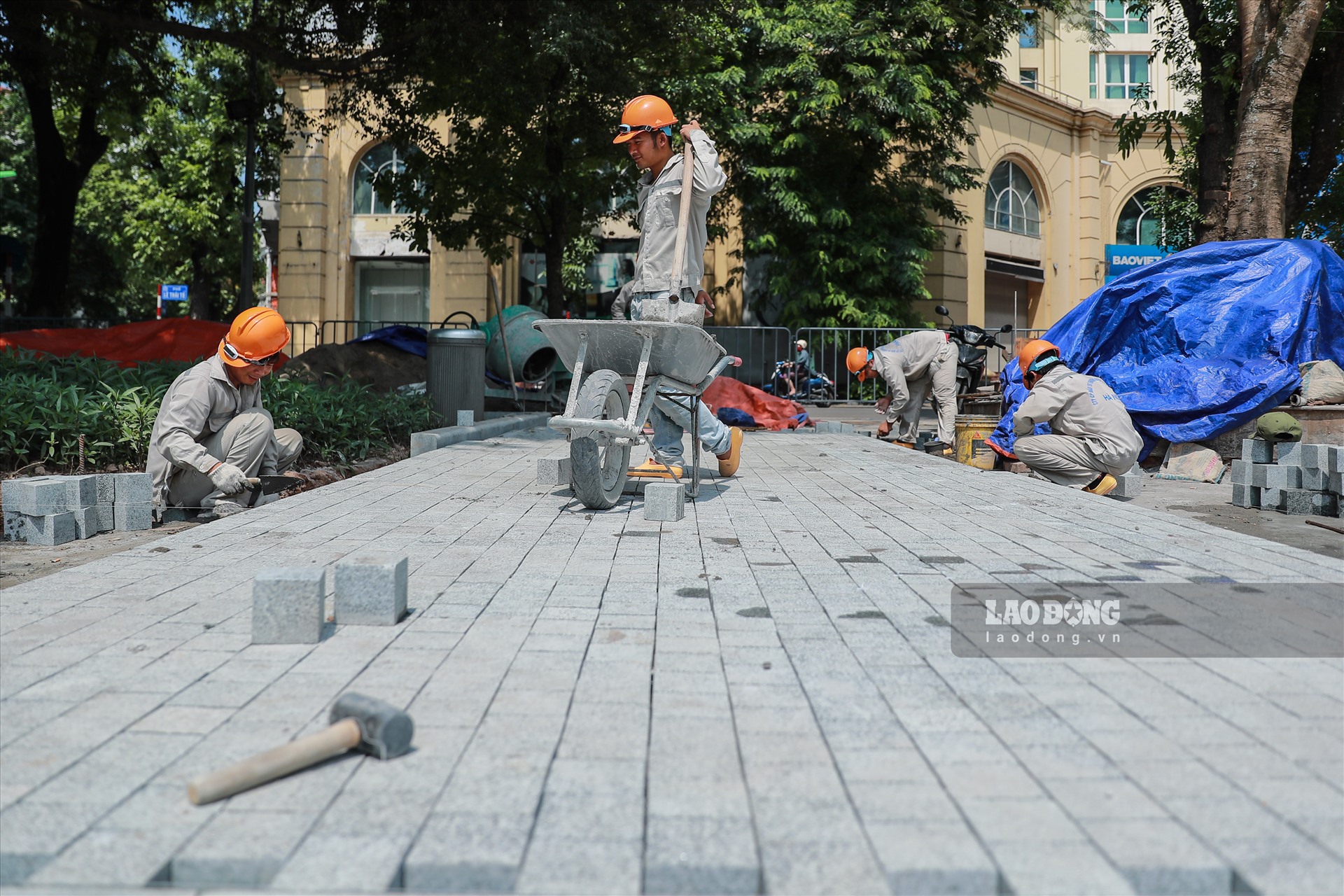 Mười năm sau khi khởi động và bị dừng, vỉa hè tuyến đường quanh Hồ Gươm tiếp tục được lát đá mới.