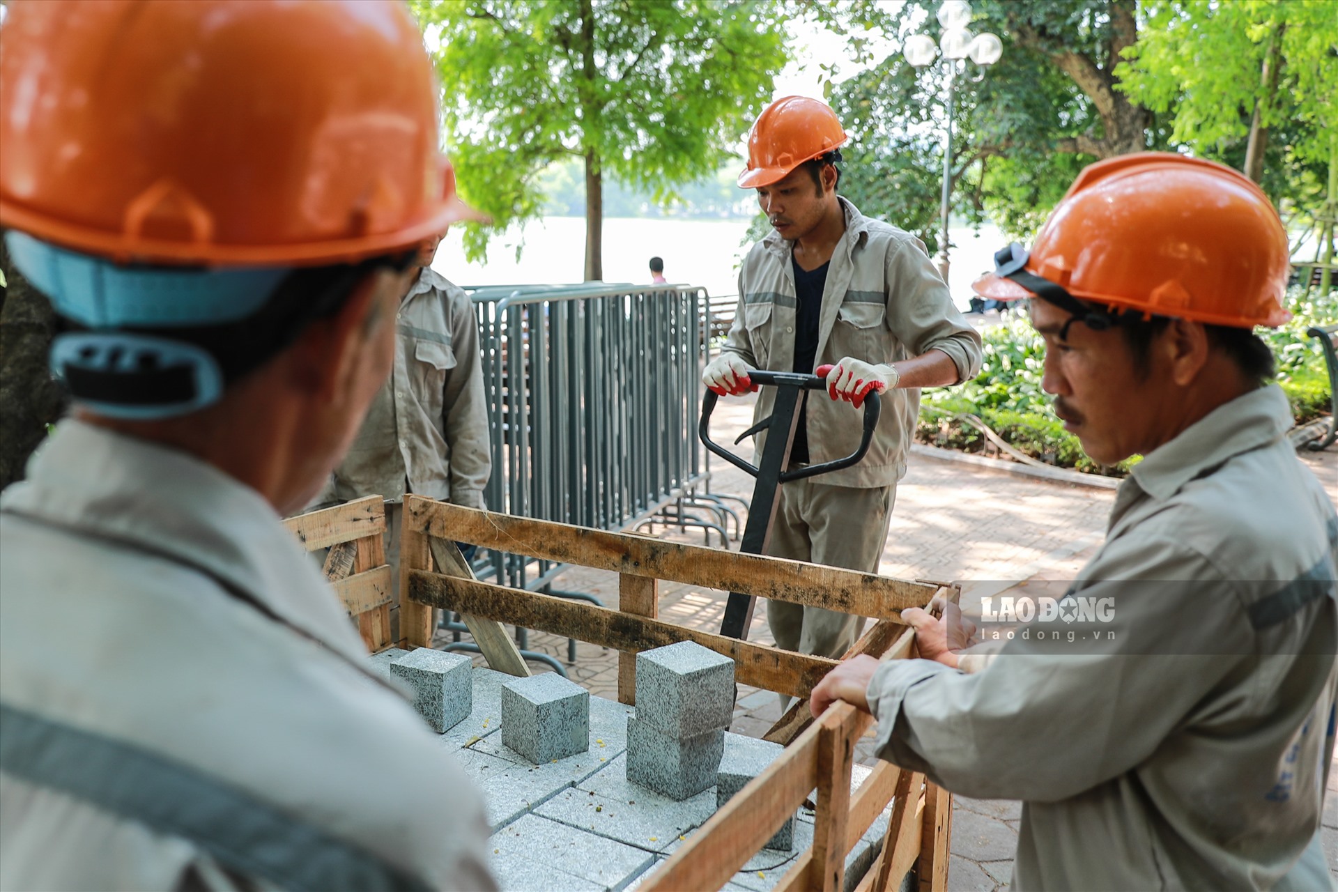 Ngày 31.5, quận Hoàn Kiếm bắt đầu tổ chức thi công lát đá vỉa hè và đường dạo quanh Hồ Gươm, dự kiến hoàn thành trước 31.8. Đoạn vỉa hè trên phố Đinh Tiên Hoàng ngay sát nhà hàng Thuỷ Tạ được lát đá đầu tiên.