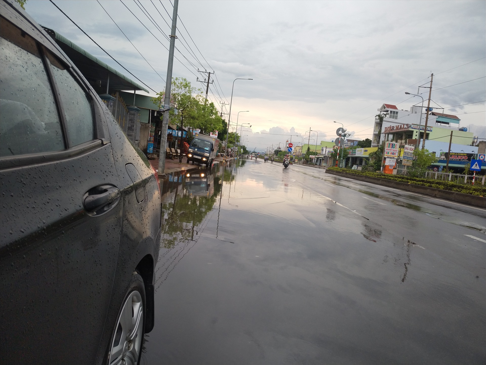 Quốc lộ 1 đoạn qua TP.Tân An bị ngập sau mưa. Ảnh: K.Q