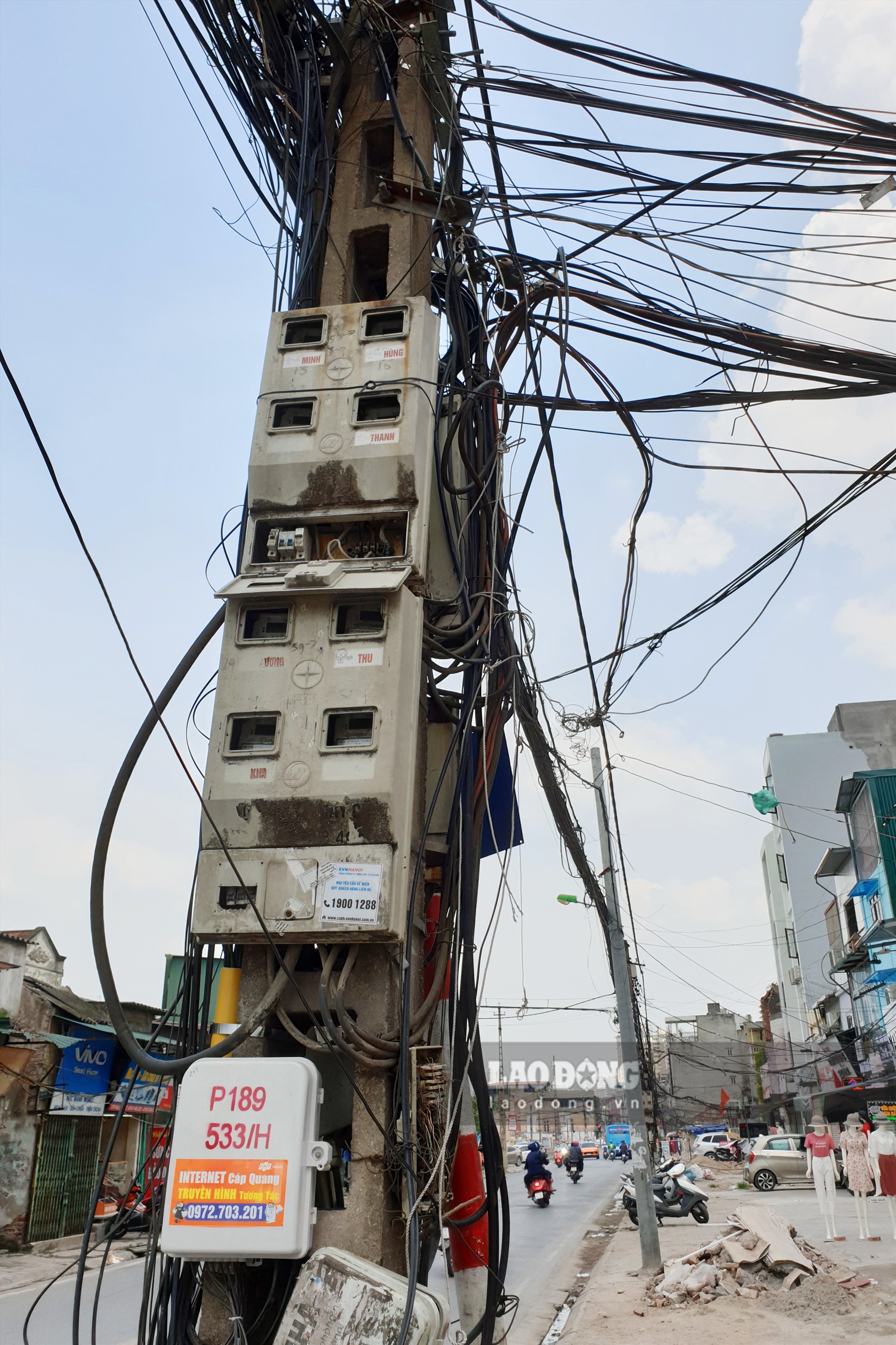 Tình trạng chung của các cây cột điện dọc tuyến phố Minh Khai, Đại La đã xuống cấp và