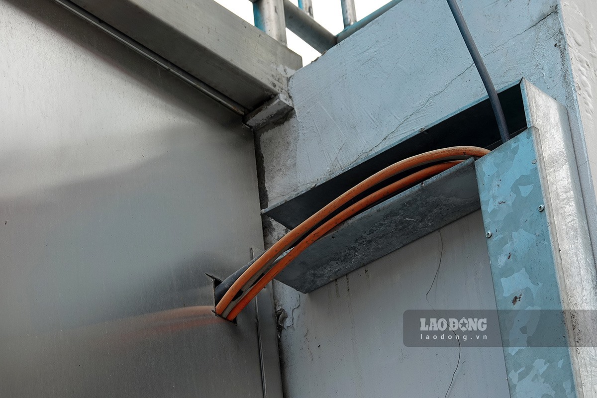Đường ống kỹ thuật thiếu nắp che khiến dây điện lộ thiên tại ga đường Láng.