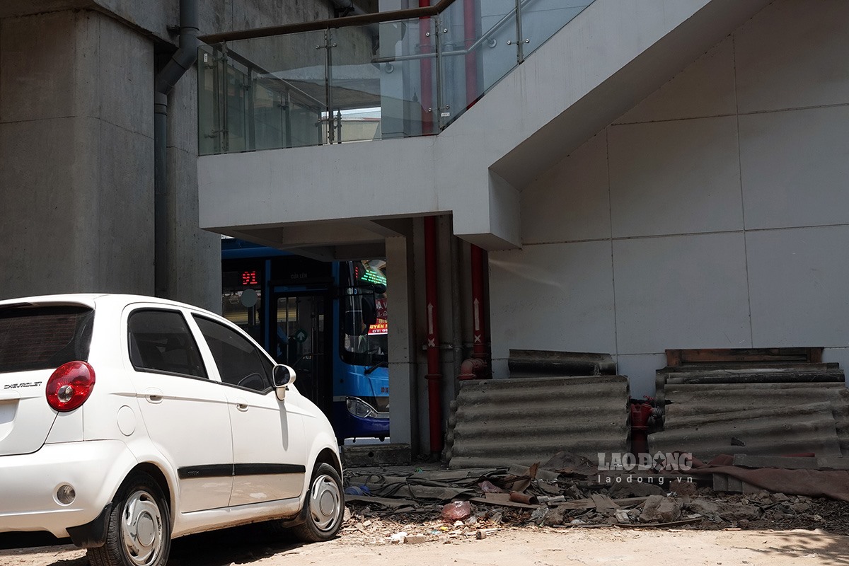 Không chỉbị tấn công bởi thiên tai, các hạn mục của đại dự án này còn bị chính con người xâm phạm như hệ thống cứu hỏa bị bủa vây bởi vật liệu xây dựng phế thải.