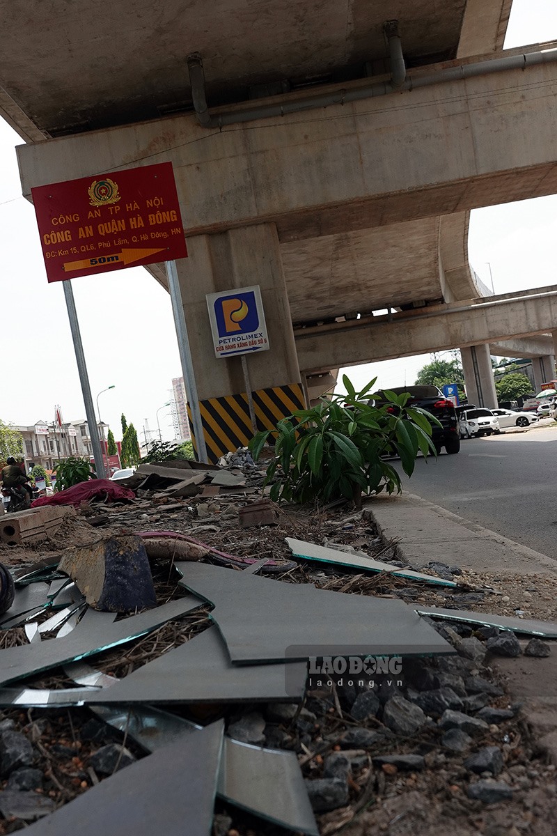Rác thải sinh hoạt được tập kết ngay dưới tấm biển chỉ dẫn Công an quận Hà Đông.