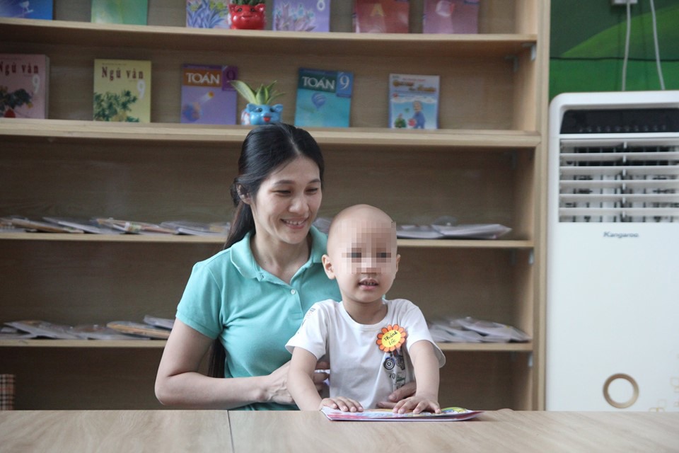 Chị Nguyễn Thị Xoan và cậu con trai 5 tuổi. Ảnh: P.Đ