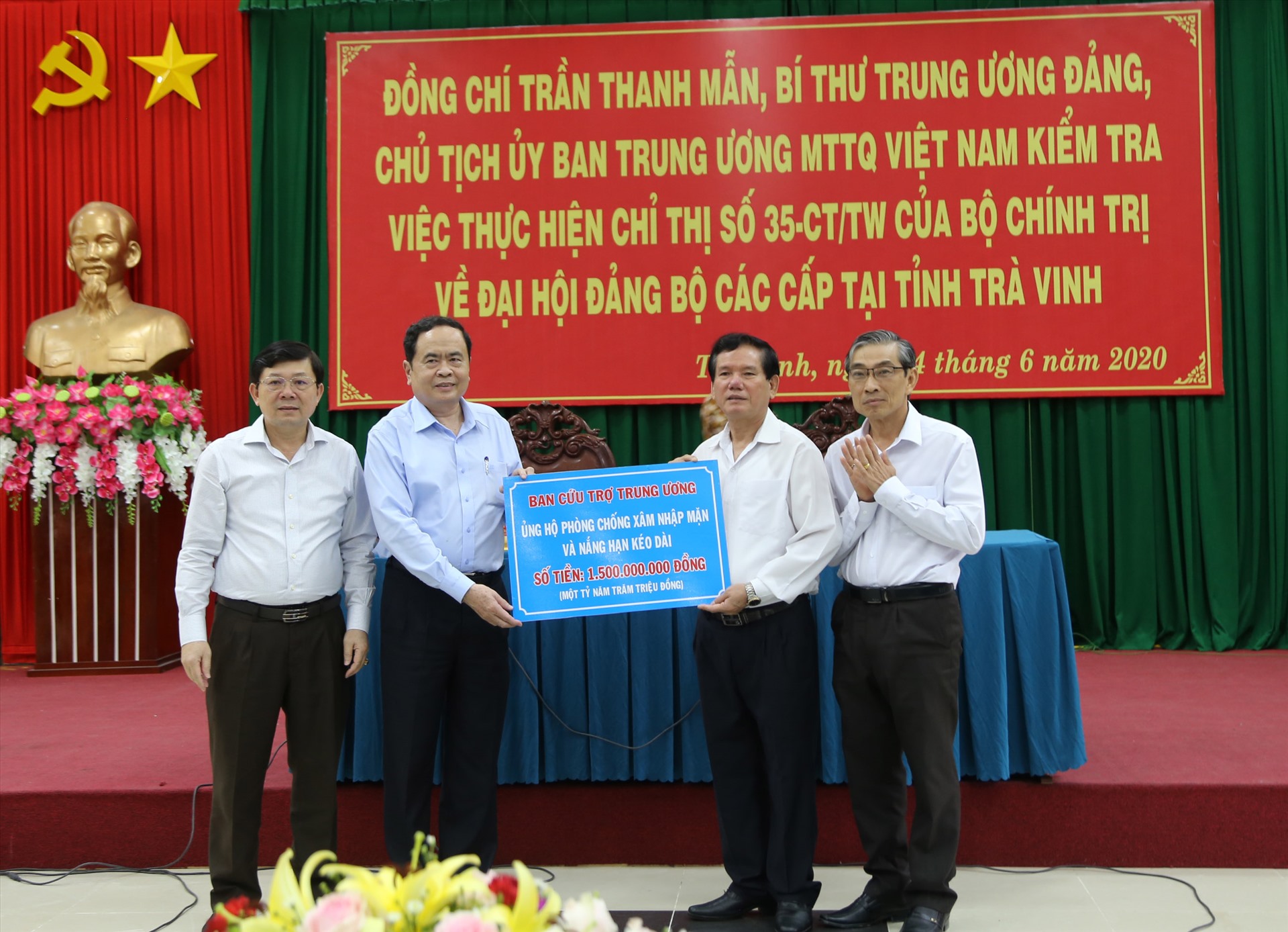 Ông Trần Thanh Mẫn trao ủng hộ tỉnh Trà Vinh số tiền 1,5 tỉ đồng khắc phục hậu quả hạn mặn. Ảnh: P.V.