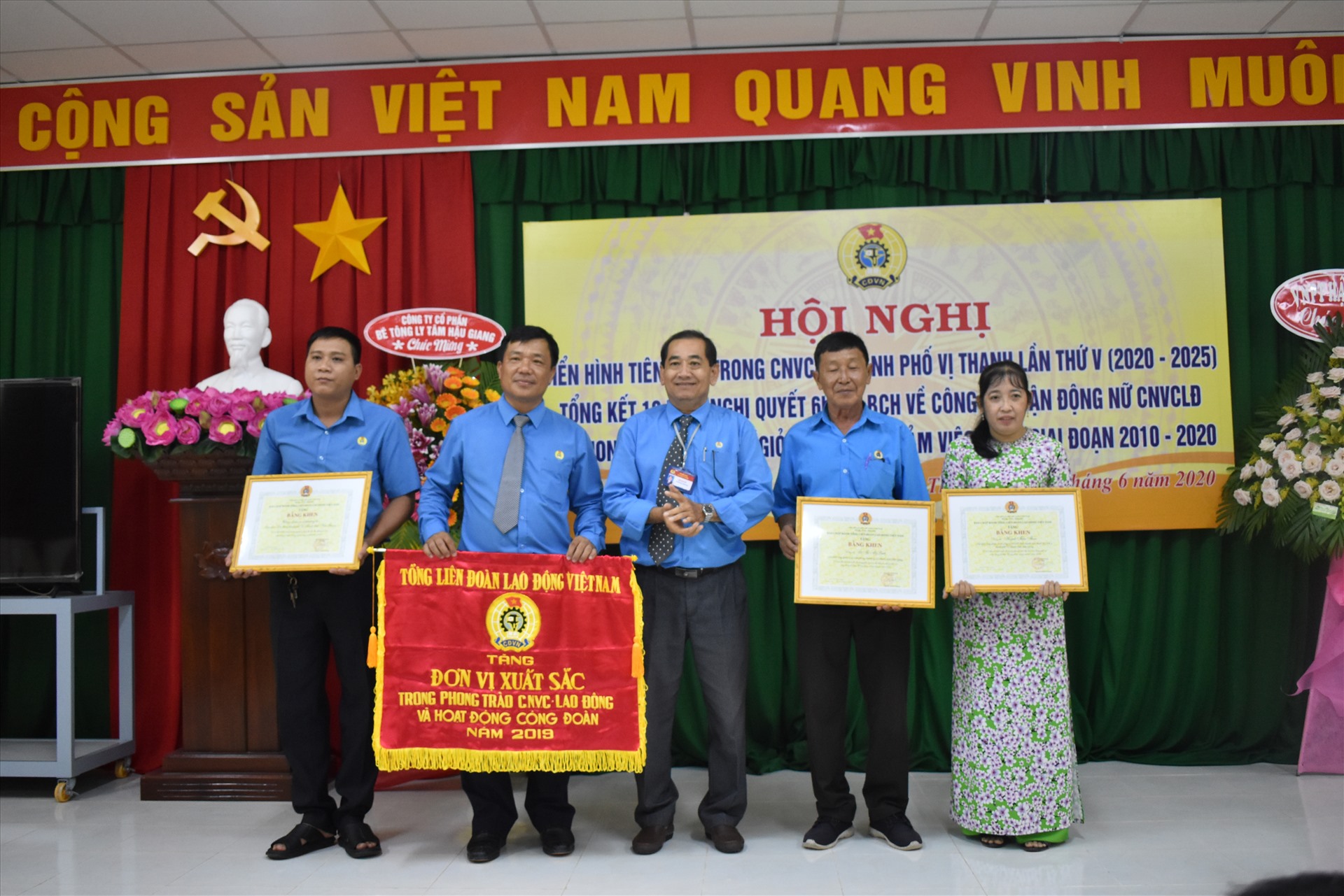 LĐLĐ tỉnh Hậu Giang trao bằng khen và cờ thi đua của Tổng LĐLĐ Việt Nam cho các cá nhân và đơn vị có thành tích xuất sắc. Ảnh: Thành Nhân
