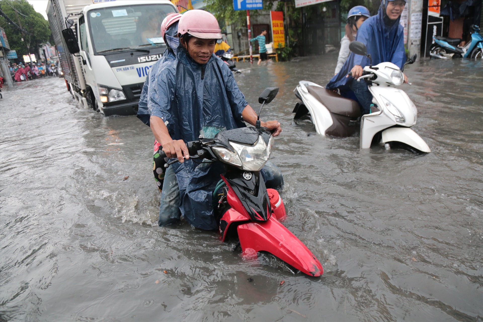 Nhiều phương tiện bị chết máy phải hỳ hục đẩy bộ nhưng vẫn gặp nhiều khó khăn do nước ngập quá cao đến gần yên xe.