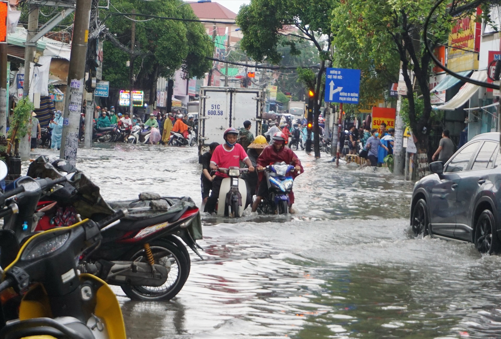 Tình người Sài Gòn trên đường ngập nước.