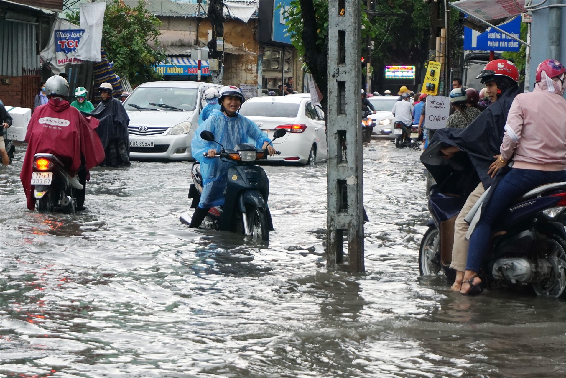 Theo ghi nhận, từ đầu mùa mưa đến nay,  đường Tô Ngọc Vân đã ngập 4 lần và lần nào cũng ngập sâu sau mưa.