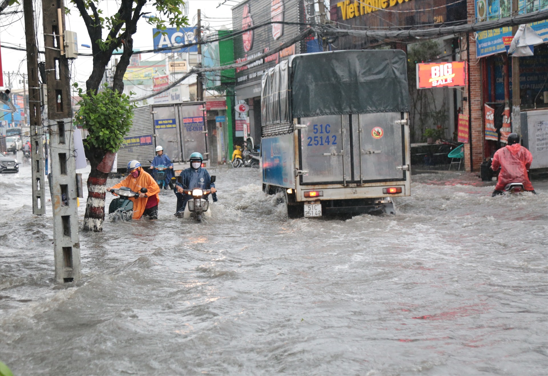 Chỉ sau 15 phút mưa lớn, đường Tô Ngọc Vân (phường Linh Đông, quận Thủ Đức) nước từ con suối tràn ra đường chảy xiết khiến giao thông bị tê liệt, ngập gần tới yên xe máy.