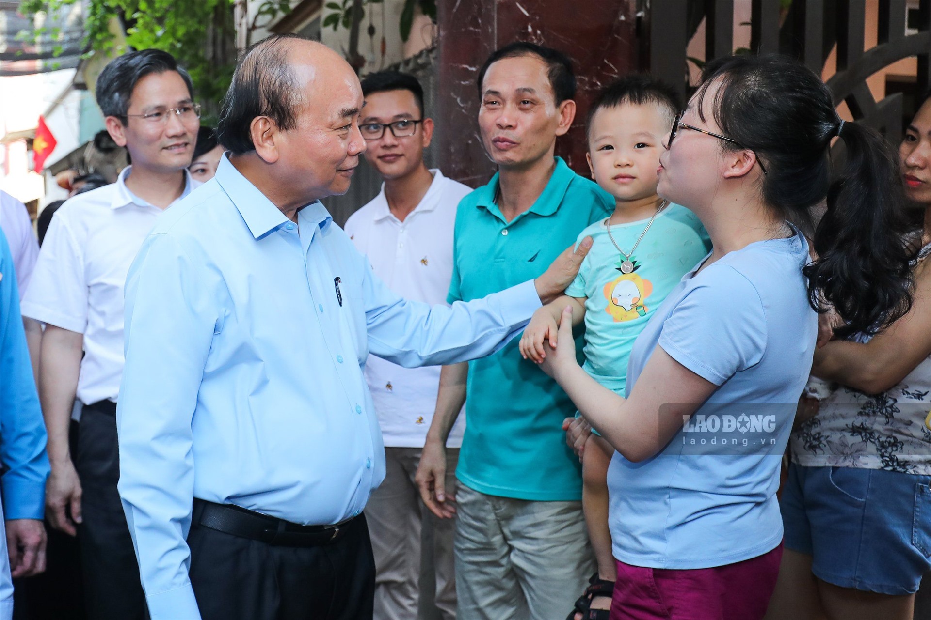 Thủ tướng Nguyễn Xuân Phúc trò chuyện với con công nhân khu nhà trọ. Ảnh: Sơn Tùng