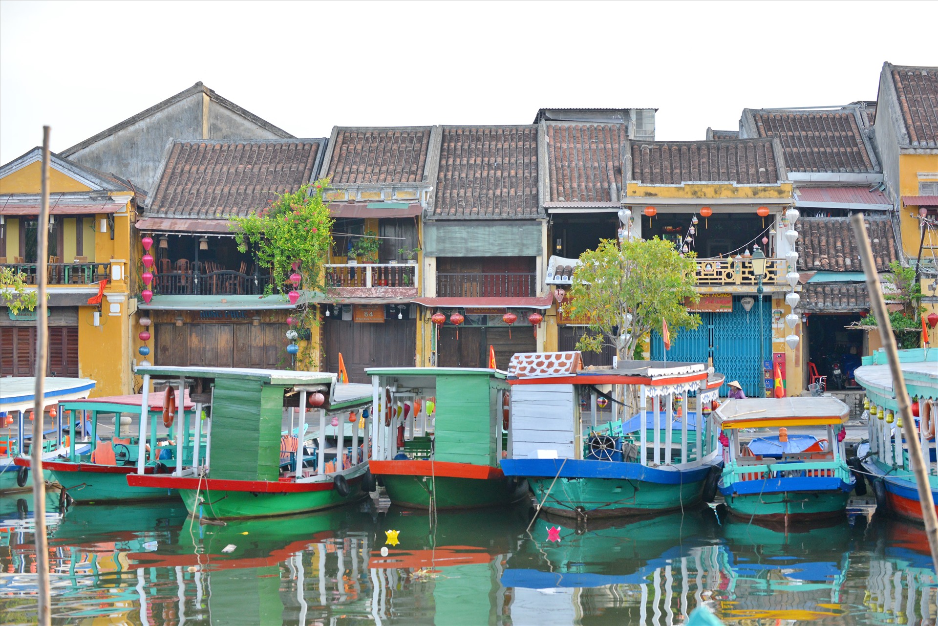 Cảnh trên bến dưới thuyền gợi nhớ hình ảnh một khu cảng thị xưa. Ảnh: Thái Hoàng