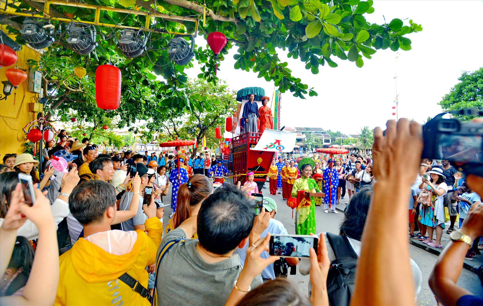 Lễ hội mô phỏng đám cưới giữa người con gái phố Hội với thương nhân người Nhật Bản xưa. Ảnh: Thái Hoàng