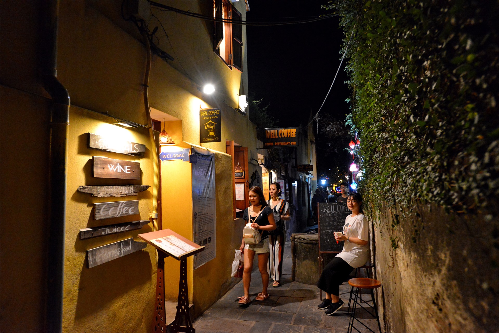 Một nhà hàng phong cách Âu nằm trong ngõ nhỏ ở phố cổ. Ảnh: Thái Hoàng