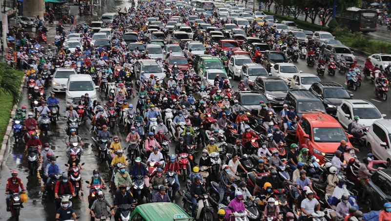 Người dân khốn khổ vì kẹt xe trên đường Điện Biên Phủ (quận Bình Thạnh) chiều ngày 3.6. Ảnh: Minh Quân