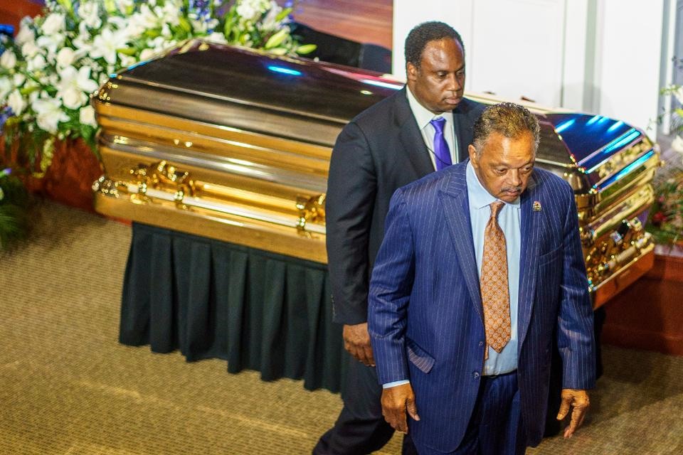 Nhà hoạt động dân quyền Reverend Jesse Jackson và con trai Jonathan Jackson đến Minneapolis dự tang lễ. Ảnh: AFP