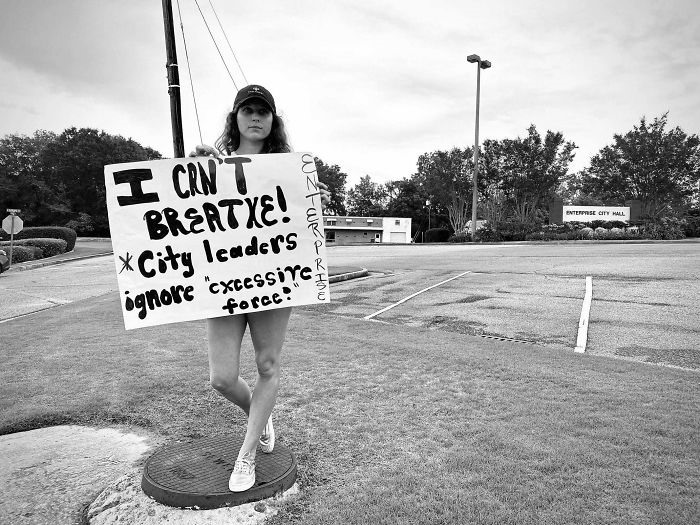 Cô gái dũng cảm đứng biểu tình đơn độc ở Tòa thị chính thành phố Enterprise, tiểu bang Alabama, Mỹ. Ảnh: Bored Panda