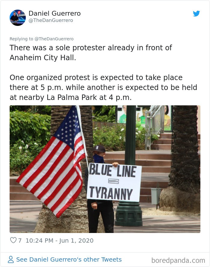 Người biểu tình duy nhất phía trước tòa thị chính thành phố Anaheim, California. Đây là tình huống hài hước xảy ra khi đi biểu tình mà không thống nhất được thời gian và địa điểm. Ảnh: Bored Panda