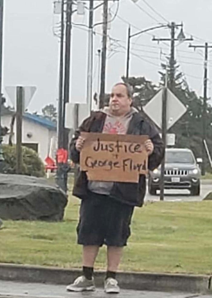 Một mình đứng giữa bùng binh giao thông để đòi “Công lý cho George Floyd” tại một thị trấn nhỏ thuộc thành phố Ocean Shores, tiểu bang Washington. Ảnh: Bored Panda