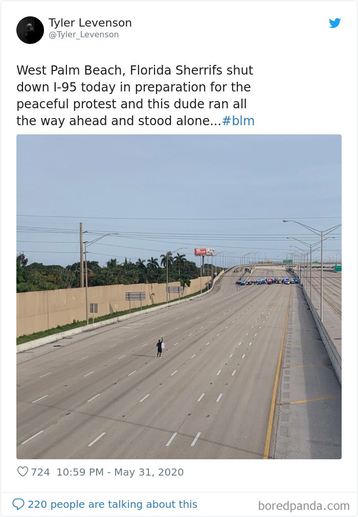 Cảnh sát thành phố West Palm Beach, tiểu bang Florida, đã đóng cửa đường cao tốc I-95 để chuẩn bị cho các cuộc biểu tình ôn hòa, và người đàn ông này đã chạy dọc con đường xong đứng một mình. Ảnh: Bored Panda