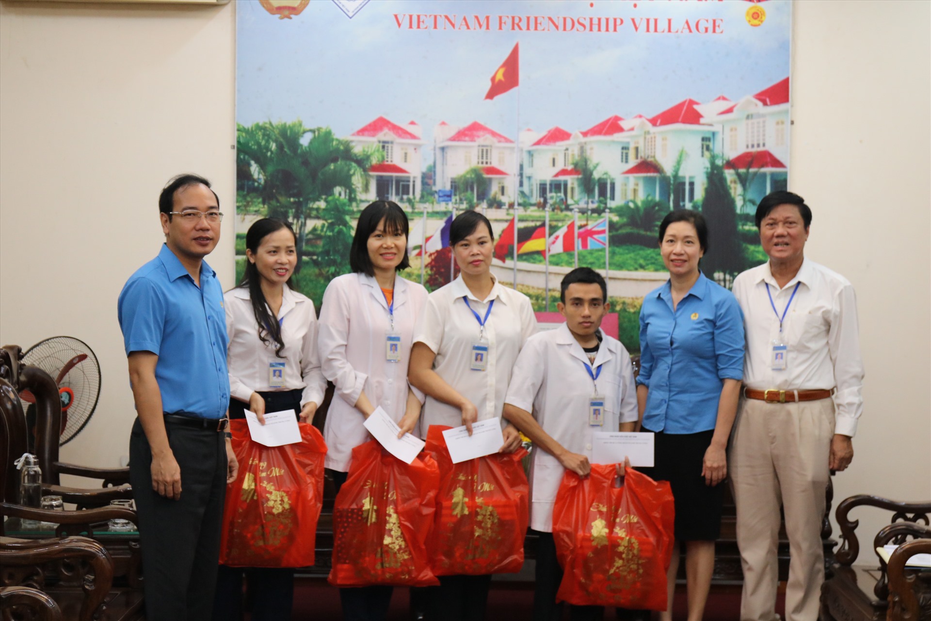 Đại diện lãnh đạo 11 Công đoàn ngành Trung ương tặng quà đoàn viên khó khăn thuộc Công đoàn Viên chức Việt Nam. Ảnh: Thuỳ Linh