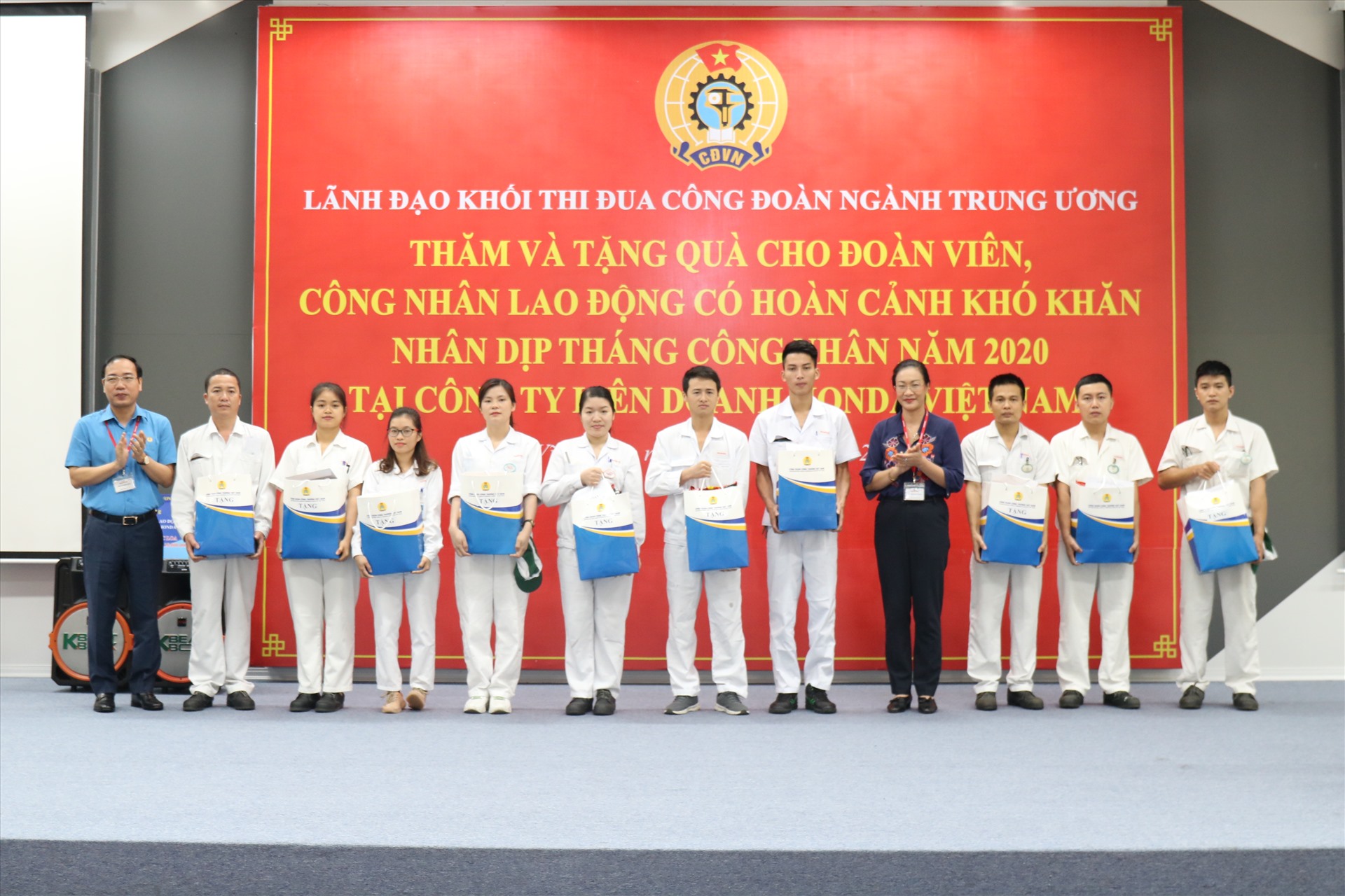 Đại diện lãnh đạo 11 công đoàn ngành trung ương tặng quà đoàn viên có hoàn cảnh khó khăn thuộc Công ty Honda Việt Nam. Ảnh: Thuỳ Linh