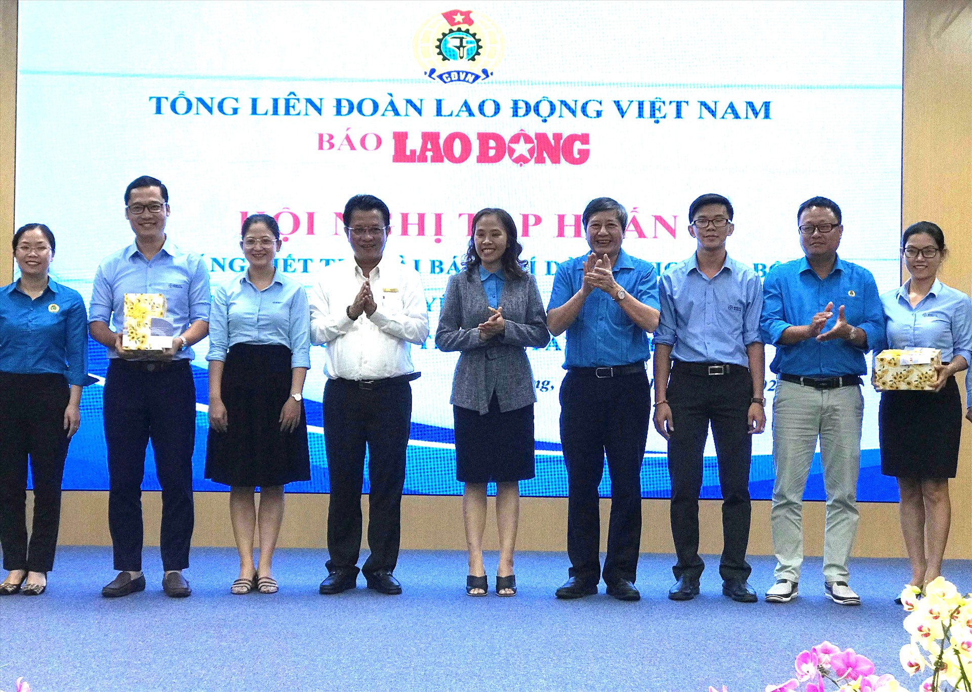 Ông Trần Thanh Hải, Phó Chủ tịch thường trực Tổng LĐLĐ Việt Nam trao phần thưởng cho hai nhóm học viên có tác phẩm xuất sắc nhất. Ảnh: Tường Minh