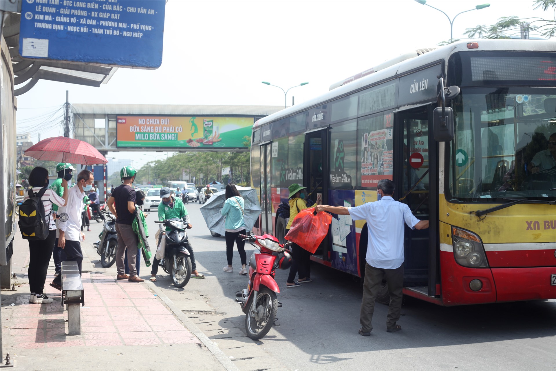 Xxe ôm thường xuyên dừng đỗ đón bắt khách làm cản trở xe buýt vào nhà chờ, tiềm ẩn nguy cơ gây ra tai nạn giao thông. Ảnh PV