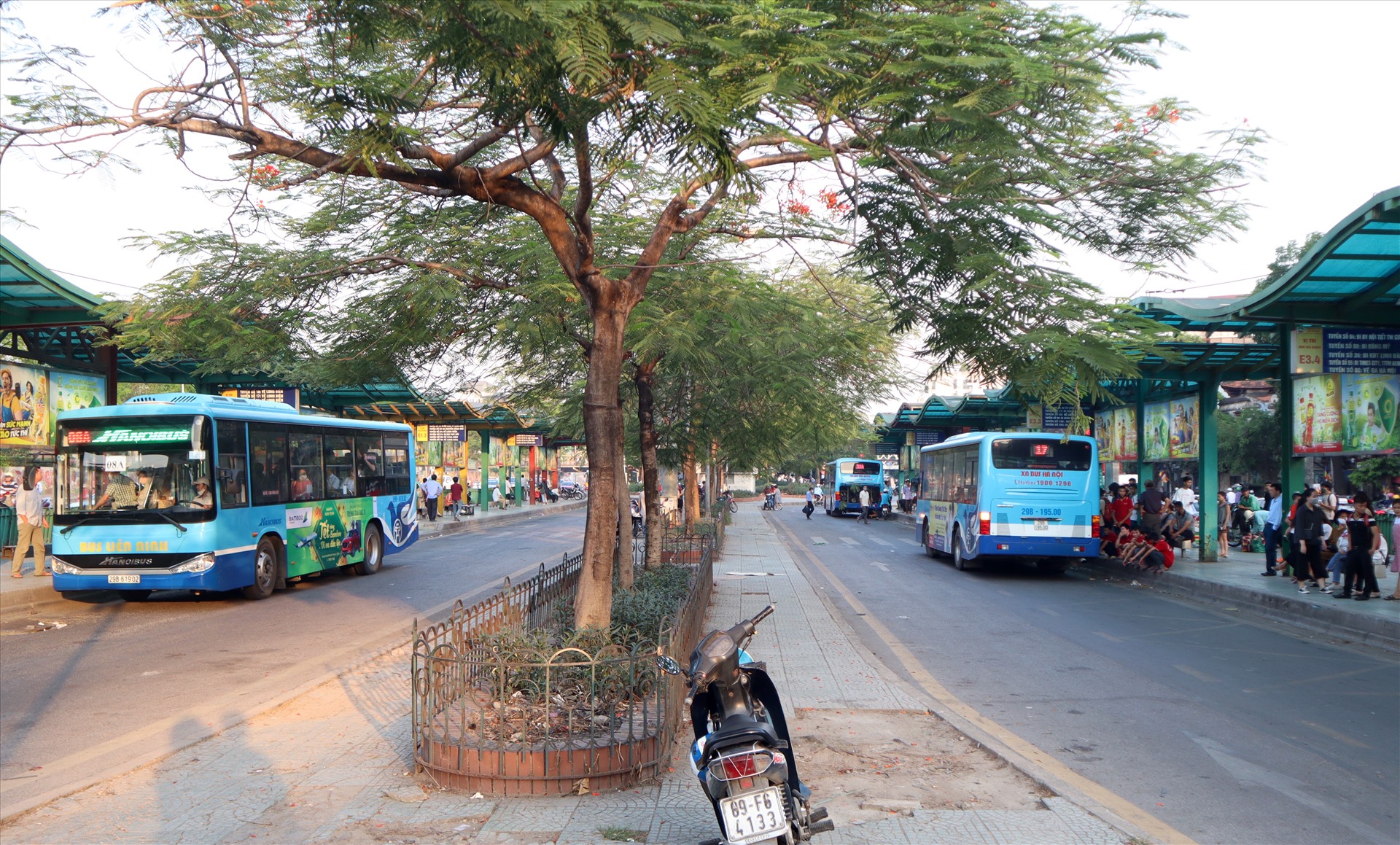 Hệ thống nhà chờ xe buýt trên tuyến đường Trần Nhật Duật (quận Hoàn Kiếm) được xây dựng khang trang với 2 làn xe buýt lưu thông riêng biệt. Ảnh PV.