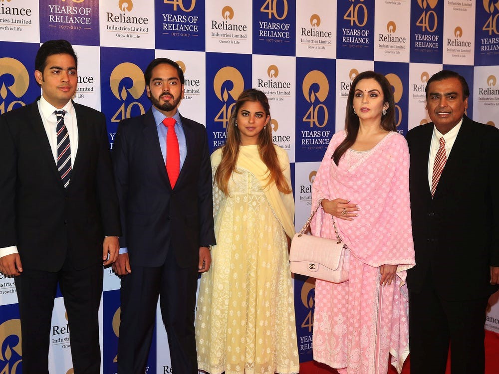 Gia đình giàu nhất Ấn Độ, từ trái sang phải là Akash Ambani, Anant Ambani, Isha Ambani, Nita Ambani và Mukesh Ambani. Ảnh: Reuters.