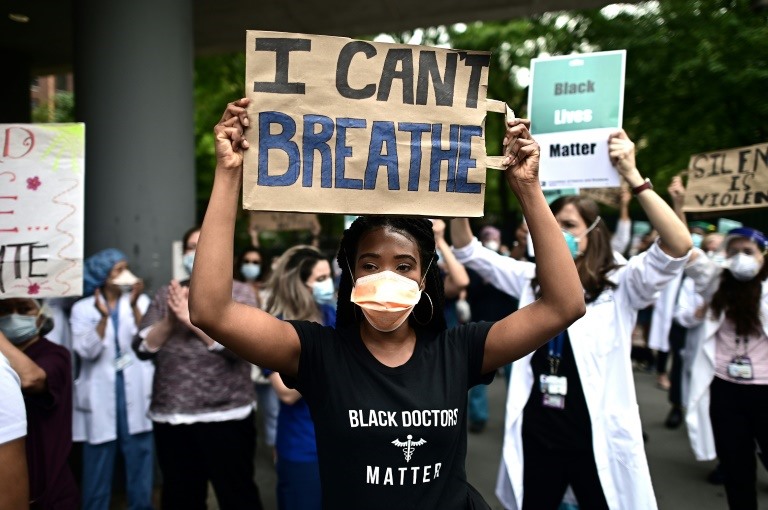 Các y tá và nhân viên y tế tham gia một cuộc biểu tình “Black Lives Matter” trước bệnh viện Bellevue, thành phố New York vào ngày 4/6/2020. Ảnh: AFP