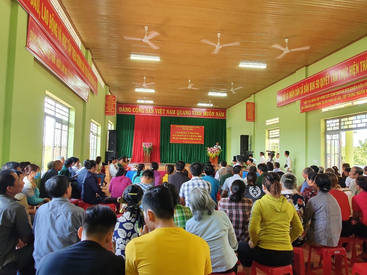 Toàn cảnh buổi công khai xin lỗi. Ảnh: Lin Xong