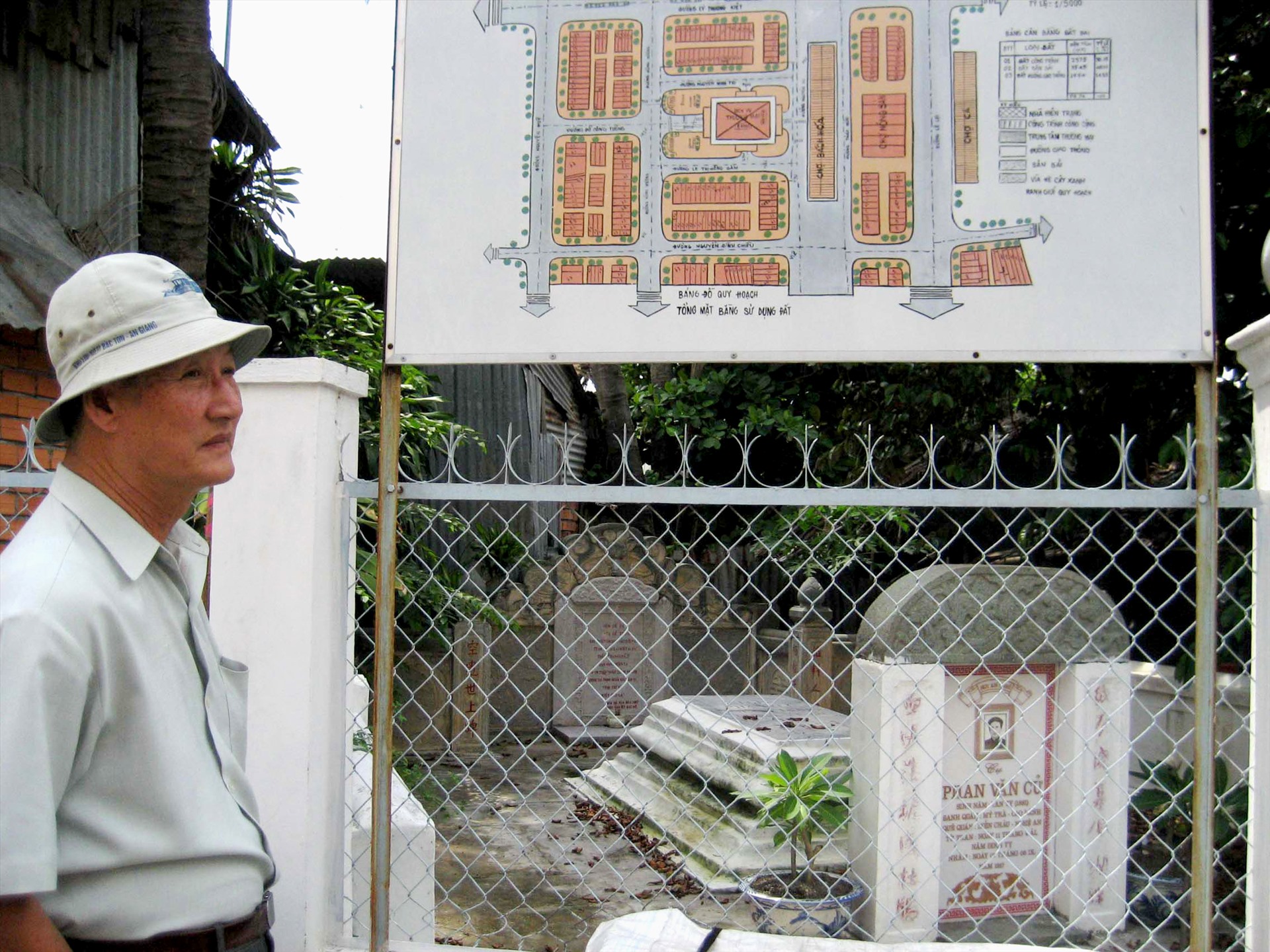 Cựu nhà báo Nguyễn Đắc Hiền trong lần tham qua thực tế mộ ông Phan Văn Cử đang tọa lạc giữa chợ Cao Lãnh. Ảnh: LT