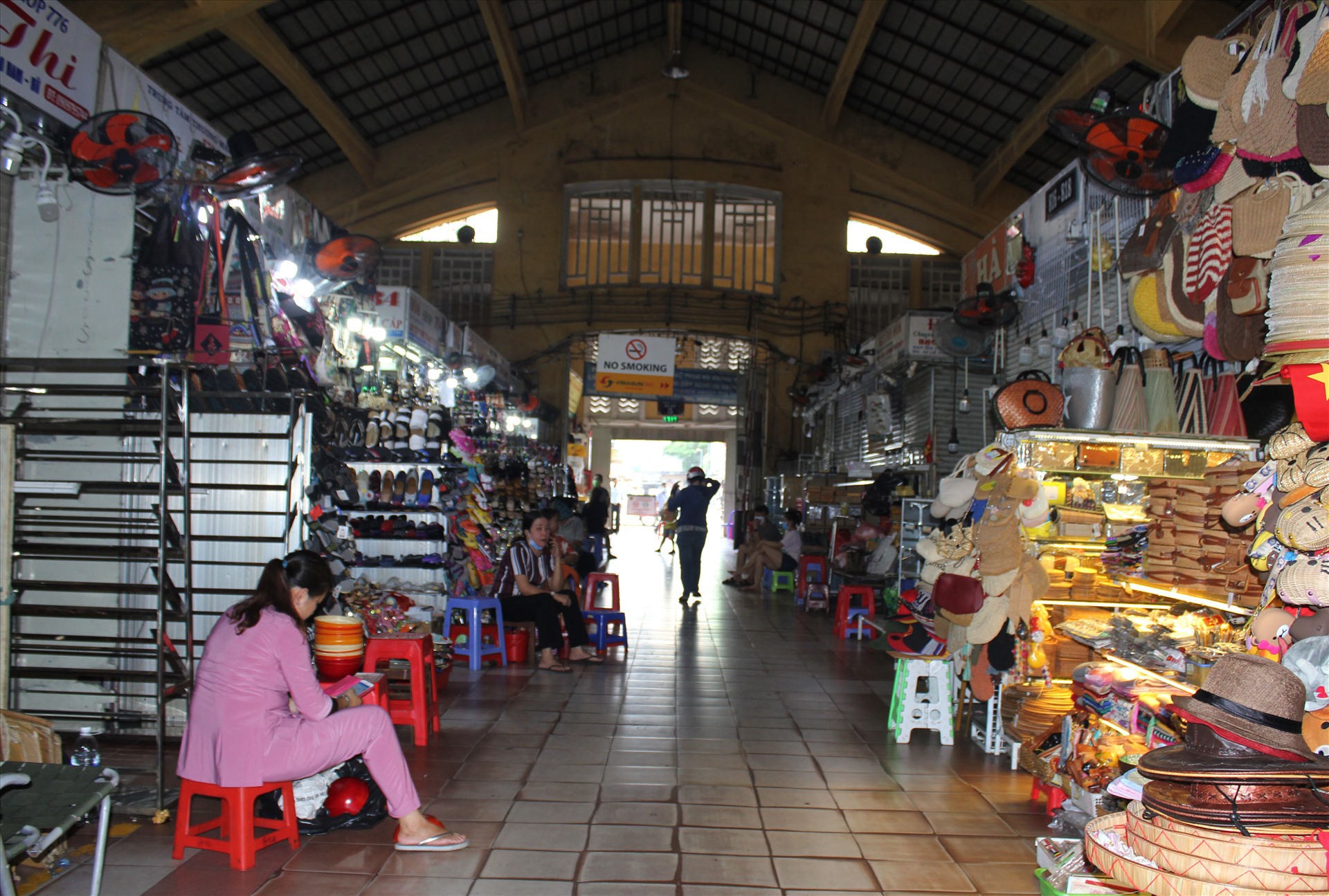 Tình trạng vắng vẻ “trăm năm khó gặp” xuất hiện ở khu chợ nổi tiếng bậc nhất TPHCM. Ảnh: Chân Phúc