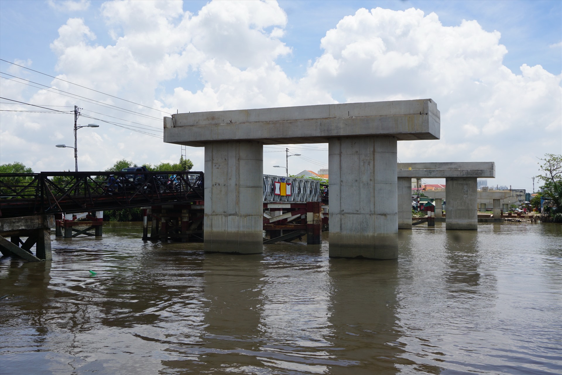 Cầu Long Kiểng mới đã dừng thi công khoảng 6 tháng nay.  Ảnh: Minh Quân